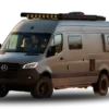Skye Campervan auf Mercedes Sprinter Basis mit Offroad-Rädern und Dachträger