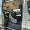Blick in den Innenraum eines Sprinter 170 4x4 Campervans mit hochwertigen Sitzen und Stauraum.