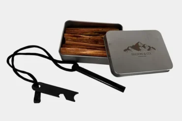 PAXSON Survival Feuerstahl Set mit Zündstahl, Striker und Zunder in Metallbox