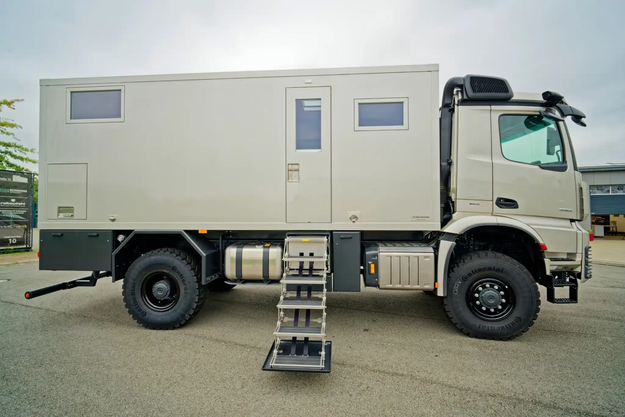 TITAN 60 UQX 4x4 Expeditionsmobil auf Mercedes Arocs, Seitenansicht mit Eingangstreppe