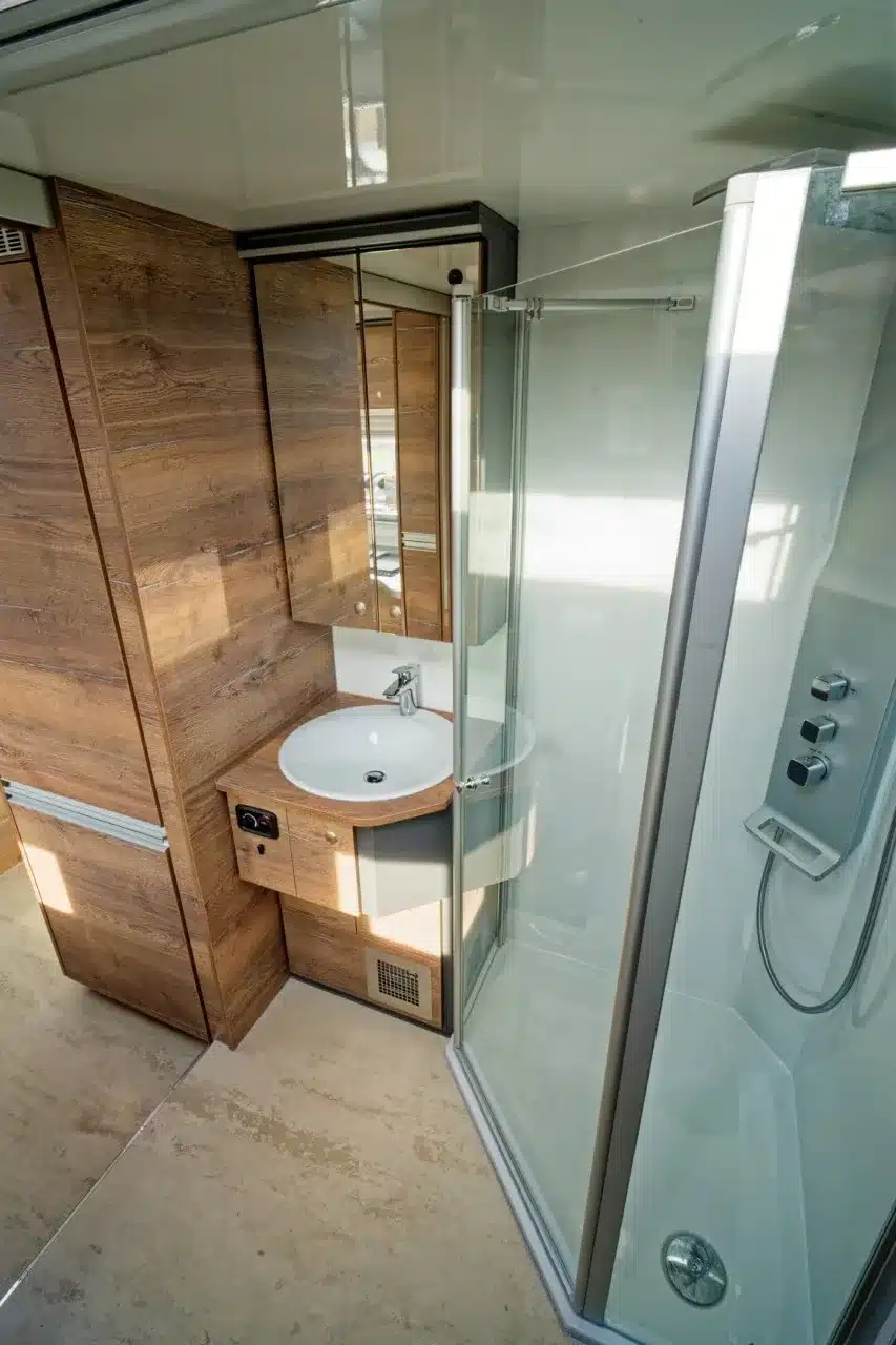 Badezimmer mit Glasdusche und Waschbecken im TITAN 60 UQX 4x4 Expeditionsfahrzeug