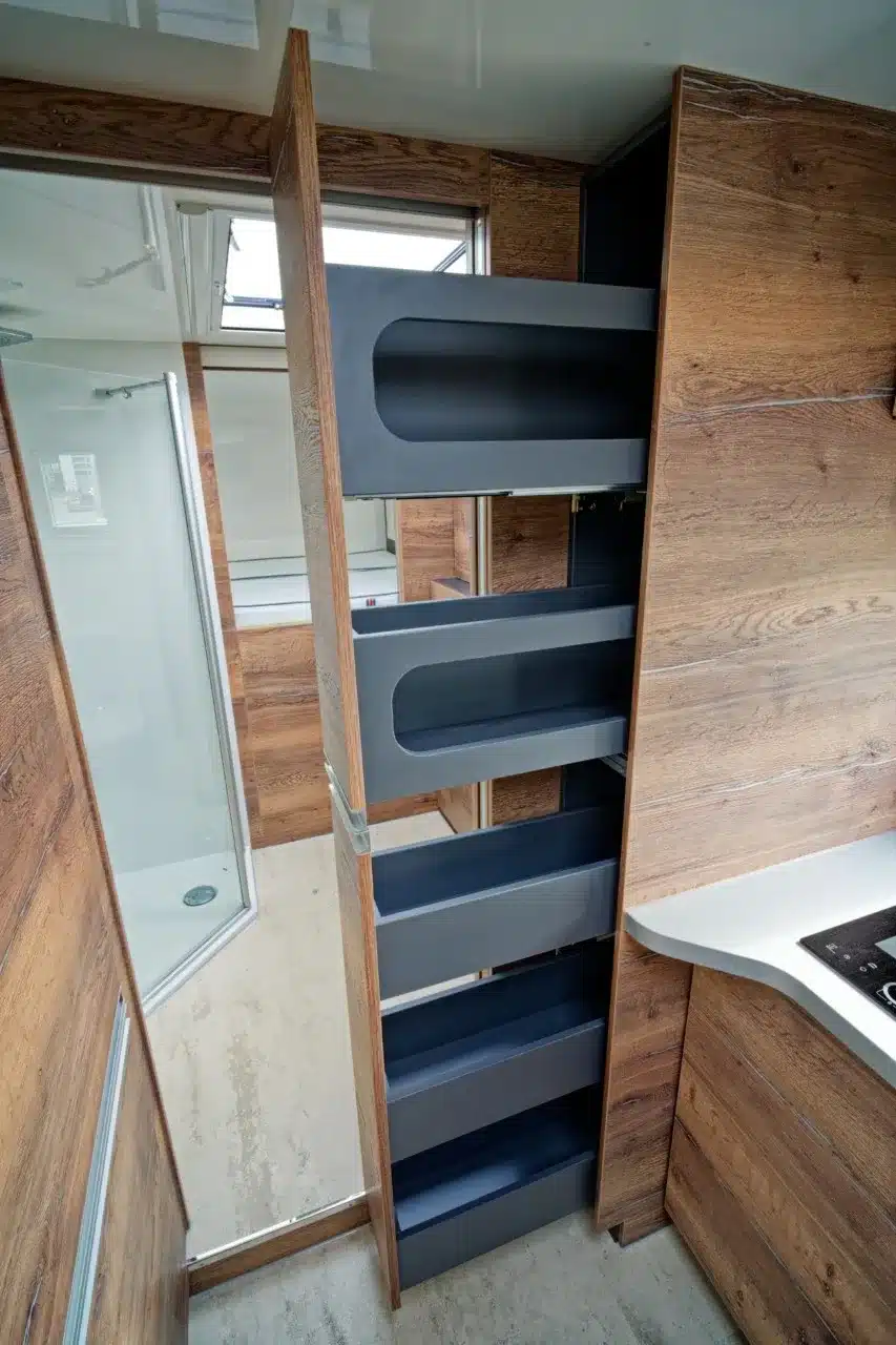 Offener Apothekerschrank mit mehreren Fächern im Expeditionsmobil TITAN 60 UQX 4x4