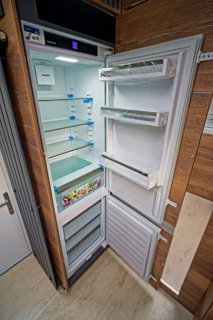 Offener Kühlschrank mit Gefrierfach im TITAN 60 UQX 4x4 Expeditionsmobil
