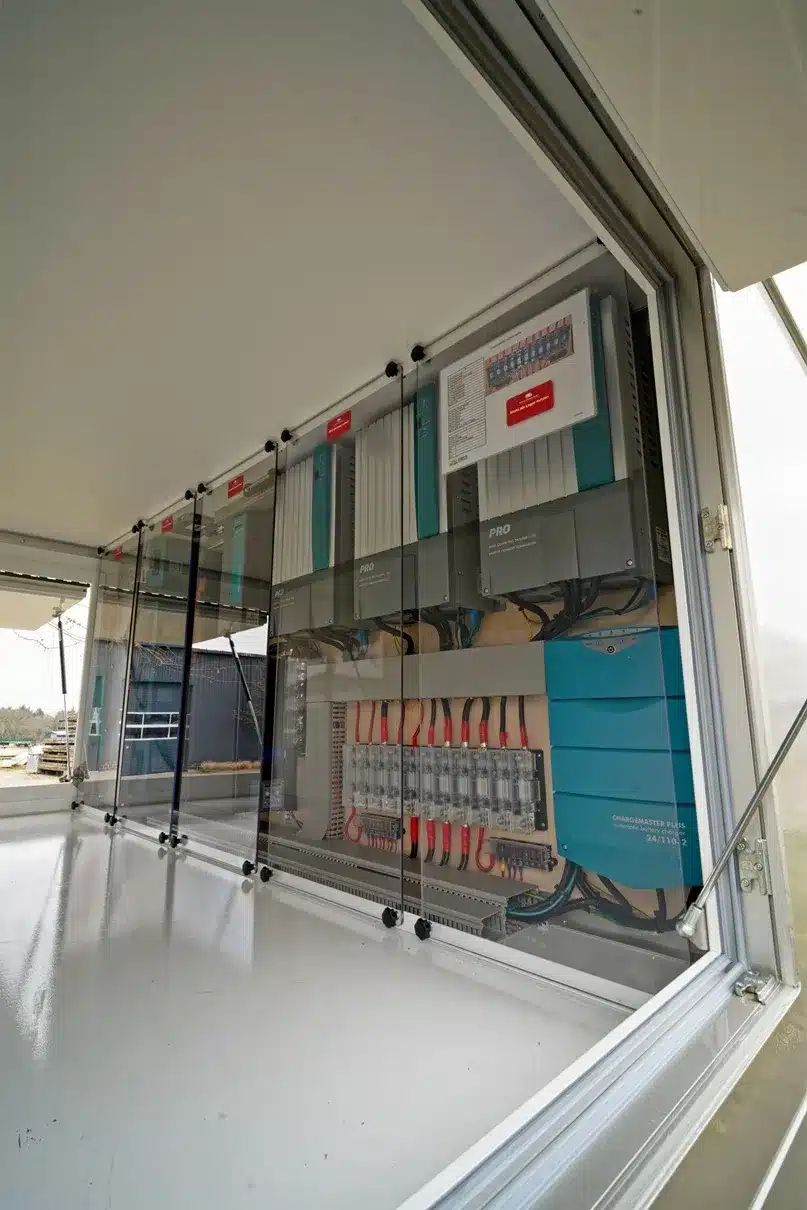 Elektrosystem mit Wechselrichtern, Ladegeräten und Sicherungen im Technikfach des TITAN 62 UQX 4x4 Expeditionsfahrzeugs