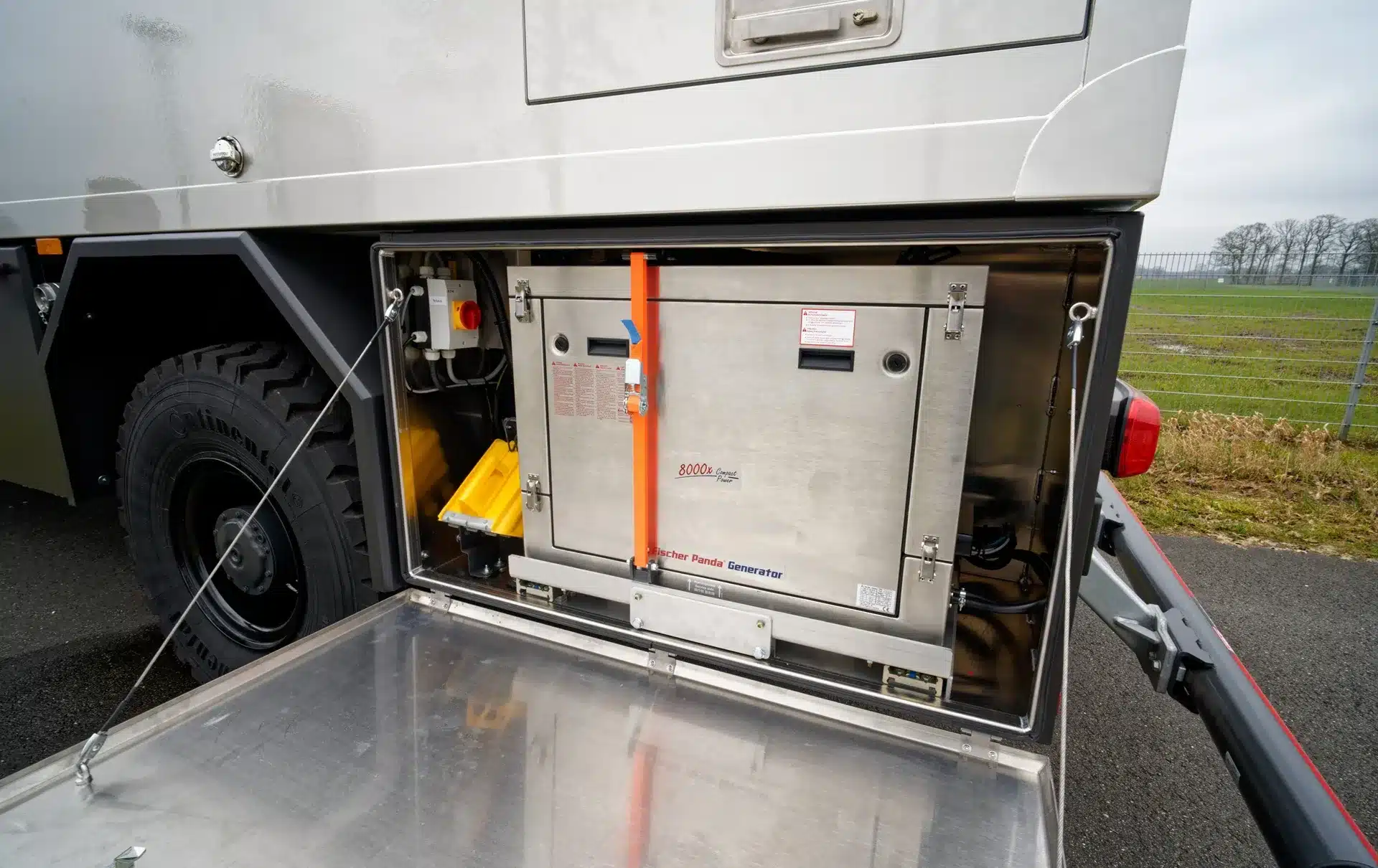 Fischer Panda 8000x Dieselgenerator in Staufach eines Expeditionsfahrzeugs