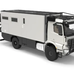 Seitenansicht des TITAN 65 UQX 4x4 Expeditionsmobils mit Wohnbox auf Mercedes-Benz Arocs Chassis, grobstolligen Reifen und Frontschutzbügel.