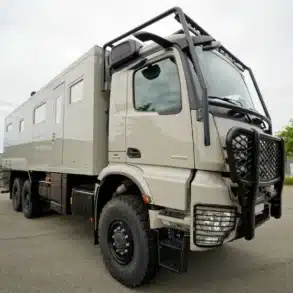 Außenansicht des TITAN 82 LDX 6×6 Expeditionsmobils auf Mercedes Arocs 2053A-Fahrgestell mit großem GFK-Kofferaufbau und geländegängigen Merkmalen.