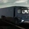 TITAN 82 UEX 6x6 Expeditionsfahrzeug auf Mercedes Arocs 6x6 Basis fährt auf einer Straße durch eine karge Landschaft.