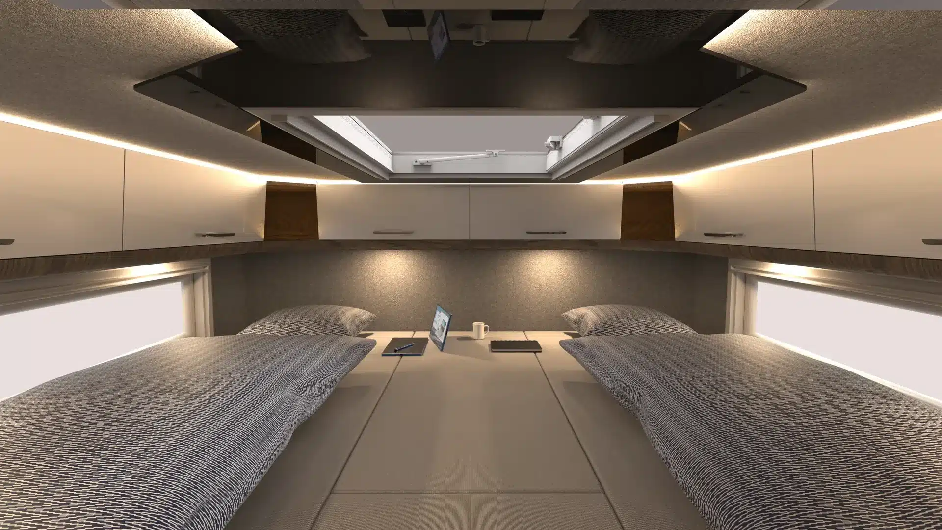 Schlafbereich des TITAN 82 UEX 6x6 mit großem Bett, Ober- und Unterschränken sowie moderner Beleuchtung