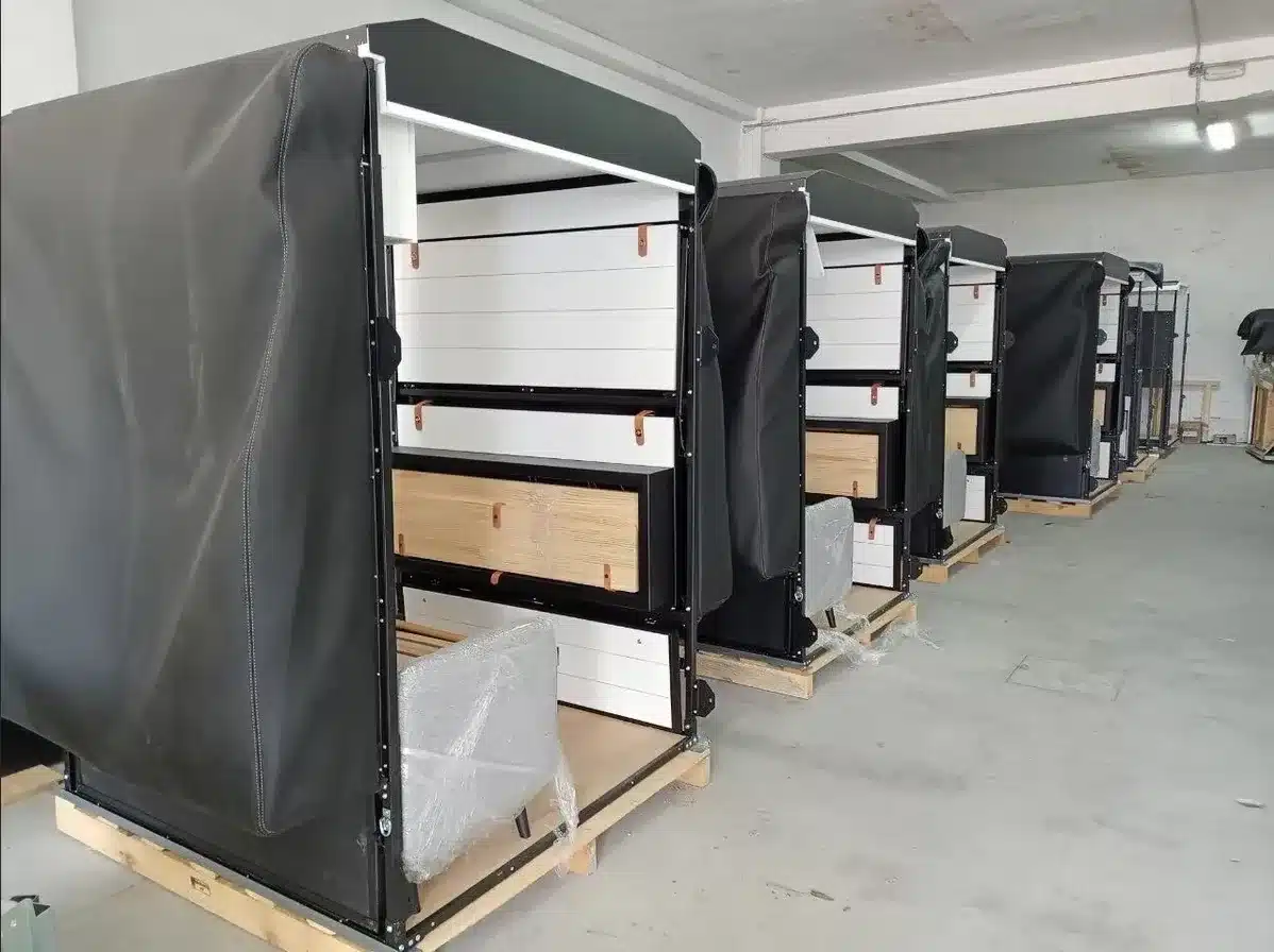 VANBOX RV Home Box Module nebeneinander in einer Halle auf Paletten