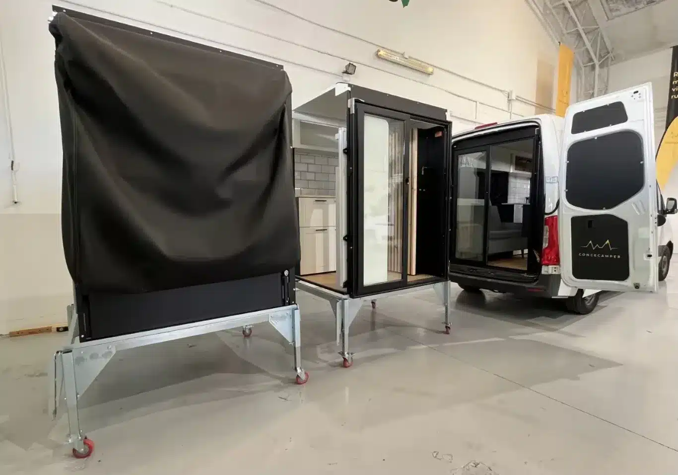 Modulare VANBOX RV Home Box steht vor Transporter, bereit zum Einbau in den Laderaum.