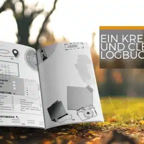 Offenes Camping-Logbuch mit strukturierten Seiten für Reiseeinträge, im Freien fotografiert