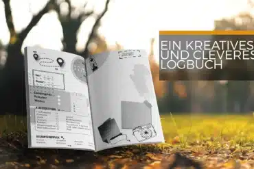 Offenes Camping-Logbuch mit strukturierten Seiten für Reiseeinträge, im Freien fotografiert