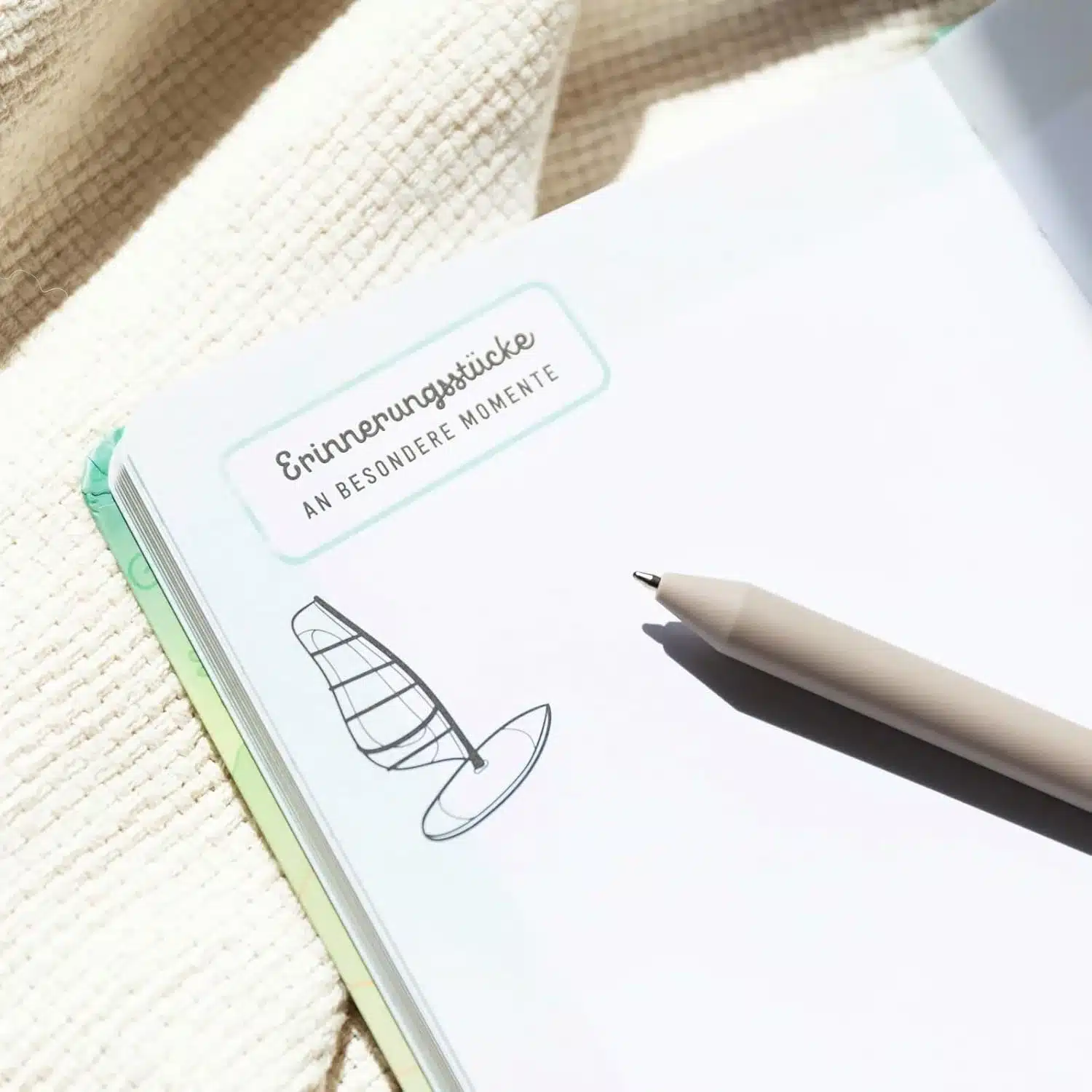 Geöffnetes Wohnmobil-Tagebuch mit Stift, bereit zum Eintragen von Erinnerungsstücken an besondere Momente.