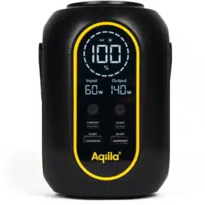 Aqiila Powerbird S140 Powerstation mit LCD-Display und mehreren USB-Anschlüssen für mobiles Laden im Campingalltag.