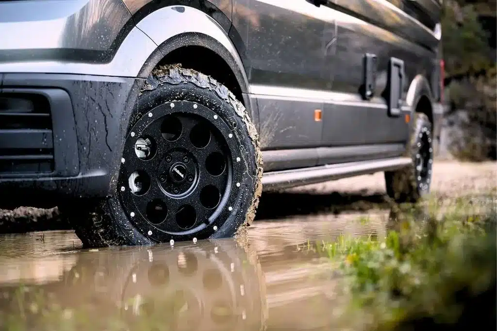 Nahaufnahme eines matschigen Offroad-Rads des Aquila Adventure Creston Crafter 4x4 transporters.