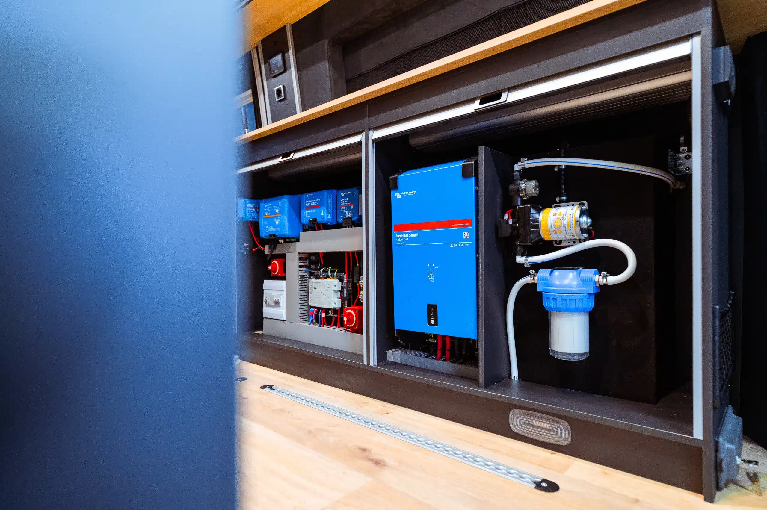Elektrikmodul und Wasserfilteranlage im Innenraum des Aquila Adventure Sprinter Stenar 4×4 Campervans.