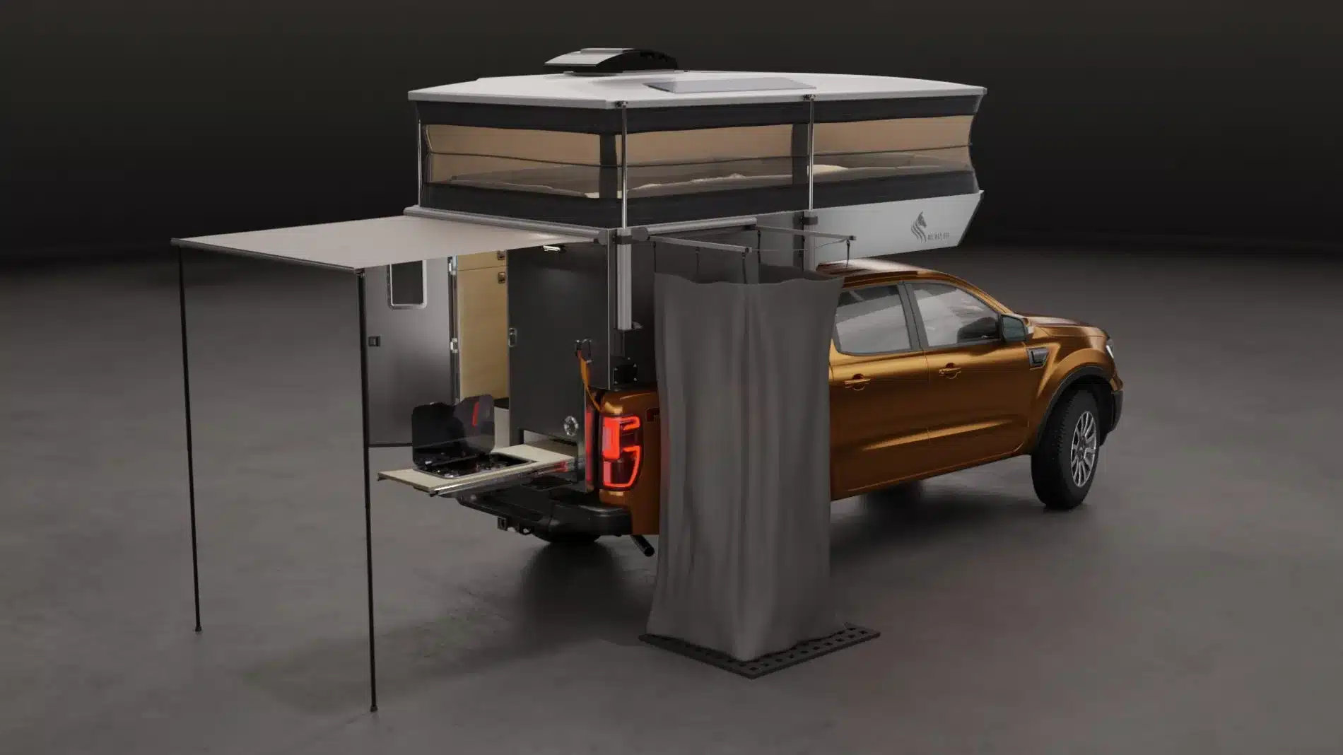 Aquila S Slide-In Wohnkabine auf Ford Pick-up mit ausgefahrenem Hubdach, Außendusche und geöffneter Außenküche