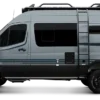 Außenansicht des 2026 Beast Mode XO Campervan mit Dachträger, Allradantrieb und Leiter.