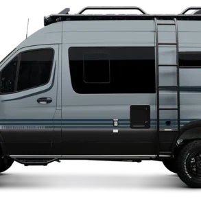 Außenansicht des 2026 Beast Mode XO Campervan mit Dachträger, Allradantrieb und Leiter.