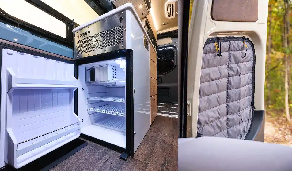 Geöffneter Kühlschrank und gepolsterte Isolierung im Innenraum des Beast Mode XO Campervans.