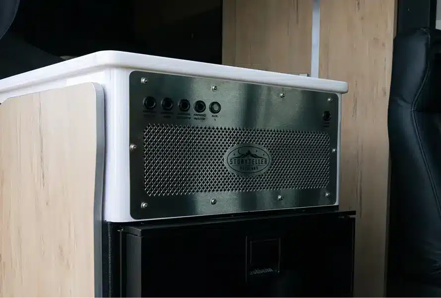 Detailaufnahme des Technikmoduls und Bedienpanels im Innenraum eines Beast Mode XO Campervans