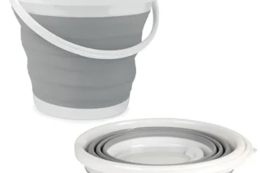 Faltbarer 10-Liter-Eimer von Beldray, geöffnet und zusammengefaltet dargestellt, robustes graues Material mit weißem Rand.