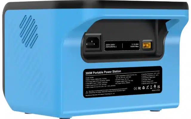 Rückansicht der blauen Berger Energy BEPS 300 Powerstation mit Stromanschlüssen und Produktinformationen
