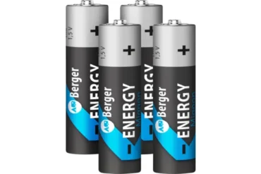 Vier Berger Energy Mignon AA Alkaline Batterien LR6 in Nahaufnahme nebeneinander