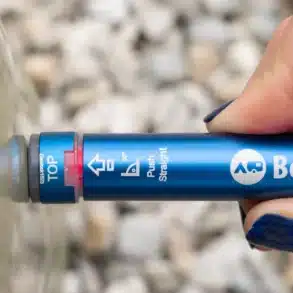 Hand hält Berger Gascontrol LX10 Füllstandsmesser an eine Gasflasche zur Messung des Füllstands.