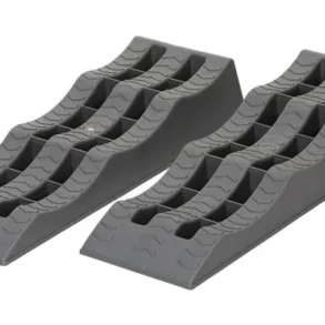 Zwei graue Berger Multi Level Ramp Auffahrkeile mit verschiedenen Höhenstufen zur Ausrichtung von Wohnmobilen und Campervans.