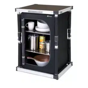 Faltbarer Campingschrank Berger Tampere Kofferbox S mit drei Fächern, befüllt mit Geschirr und Vorräten.