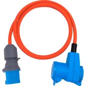 Berger Ultimate Adapterleitung mit CEE-Stecker, Winkelkupplung und orangem Kabel für den Einsatz am Stellplatz.