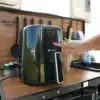 Frau bedient Berger VanFry Airfryer Heißluftfritteuse auf Campingtisch vor Wohnmobil.