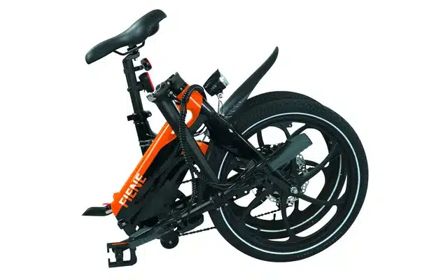 Gefaltetes Blaupunkt Fiene 20-Zoll-E-Bike in orange und schwarz, kompakt für Transport oder Stauraum.