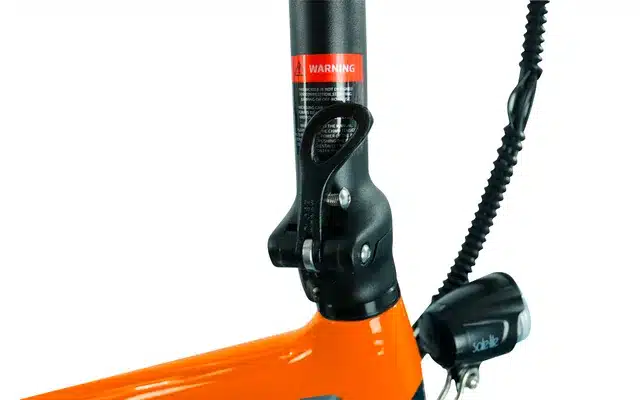 Faltmechanismus am Rahmen des orangefarbenen Blaupunkt Fiene E-Bikes