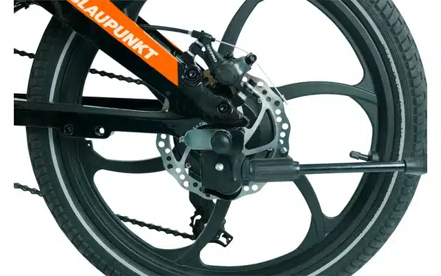 Detailansicht der Hinterrad-Scheibenbremse am Blaupunkt Fiene 20-Zoll-E-Bike, schwarz mit orangefarbenem Rahmenaufdruck