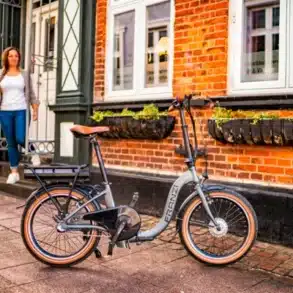 Blaupunkt Franzi faltbares E-Bike 20 Zoll steht vor einem Gebäude, bereit für den Einsatz.