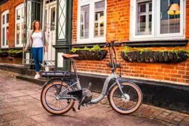 Blaupunkt Franzi faltbares E-Bike 20 Zoll steht vor einem Gebäude, bereit für den Einsatz.