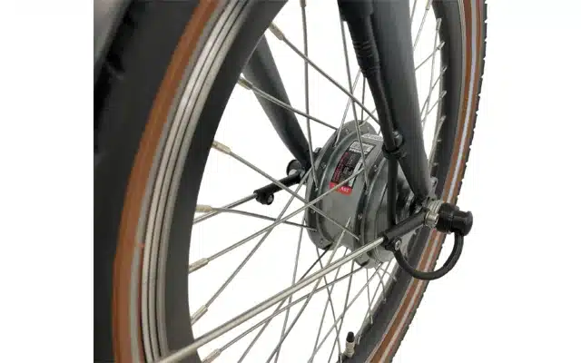 Vorderes Laufrad mit Frontmotor und Nabenschaltung eines faltbaren Blaupunkt Franzi E-Bikes