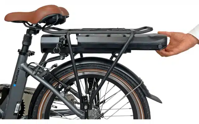 Entnahme des Akkus beim Blaupunkt Franzi faltbaren E-Bike, seitliche Detailaufnahme