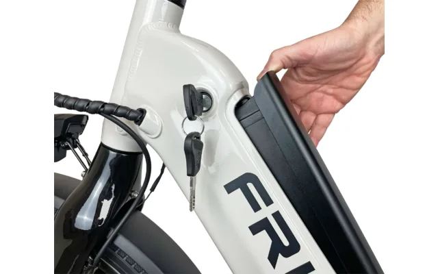 Nahaufnahme des entnehmbaren Intube-Akkus am Rahmen eines Blaupunkt Frida faltbaren E-Bikes mit sichtbarem Schlüssel