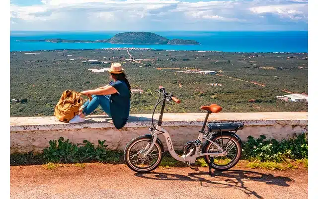 Blaupunkt Lotte faltbares E-Bike 20 Zoll mit Person vor Küstenlandschaft