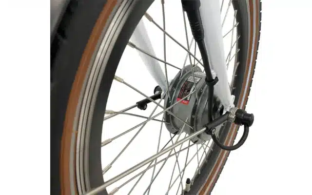 Nahaufnahme der Hinterradnabe mit Shimano 3-Gang-Schaltung am Blaupunkt Lotte Falt-E-Bike, gut sichtbar sind Speichen und Felge.