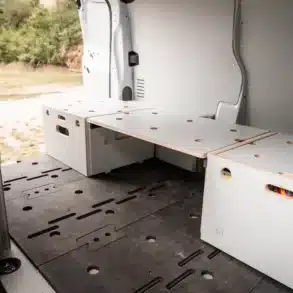CUBE4LIFE Camper Starter Set als Bett- und Stauraum im Transporter eingebaut