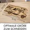 Bambus-Schneidebrett in Form eines Wohnmobils mit den Maßen 32 x 18,2 cm und Gravur 'Camper Time', auf einer hellen Holzoberfläche liegend
