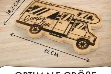 Bambus-Schneidebrett in Form eines Wohnmobils mit den Maßen 32 x 18,2 cm und Gravur 'Camper Time', auf einer hellen Holzoberfläche liegend