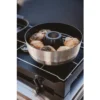 Mobiler Backofen VAMO von Enders mit Brötchen auf einem Campingkocher in einem Camper