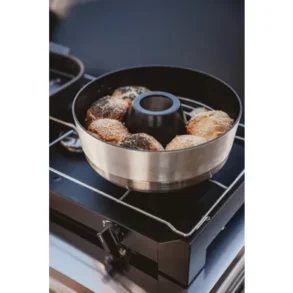 Mobiler Backofen VAMO von Enders mit Brötchen auf einem Campingkocher in einem Camper