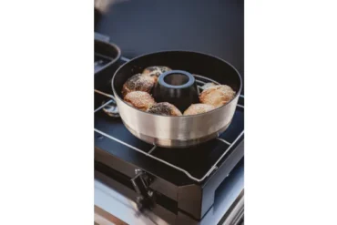 Mobiler Backofen VAMO von Enders mit Brötchen auf einem Campingkocher in einem Camper